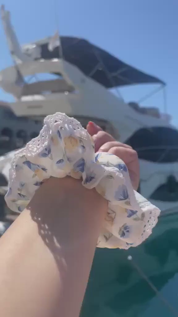 Blue Floral Scrunchie vídeo